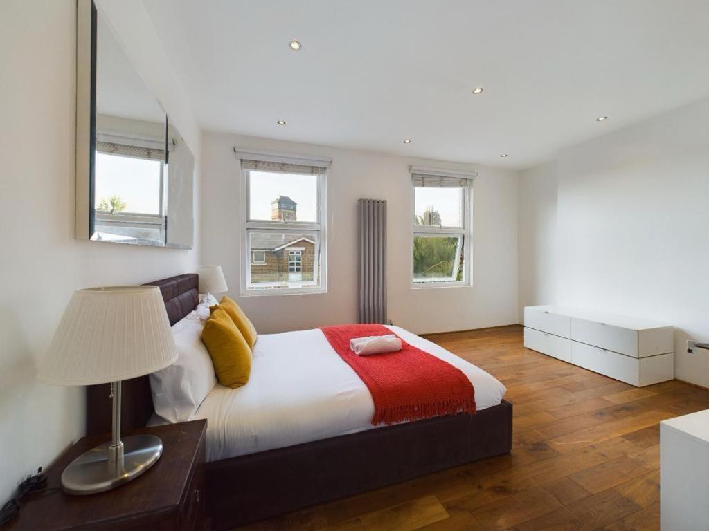Luxury 4-Bedroom Modern Flat In Central London Steps From Station, Sleeps 9 In Style! Oda fotoğraf